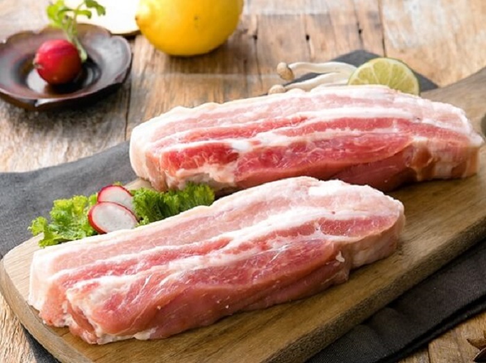 Thịt ba chỉ ngon, sạch thường có lớp da ngoài cùng dày, phần thịt nạc dính chặt vào lớp mỡ